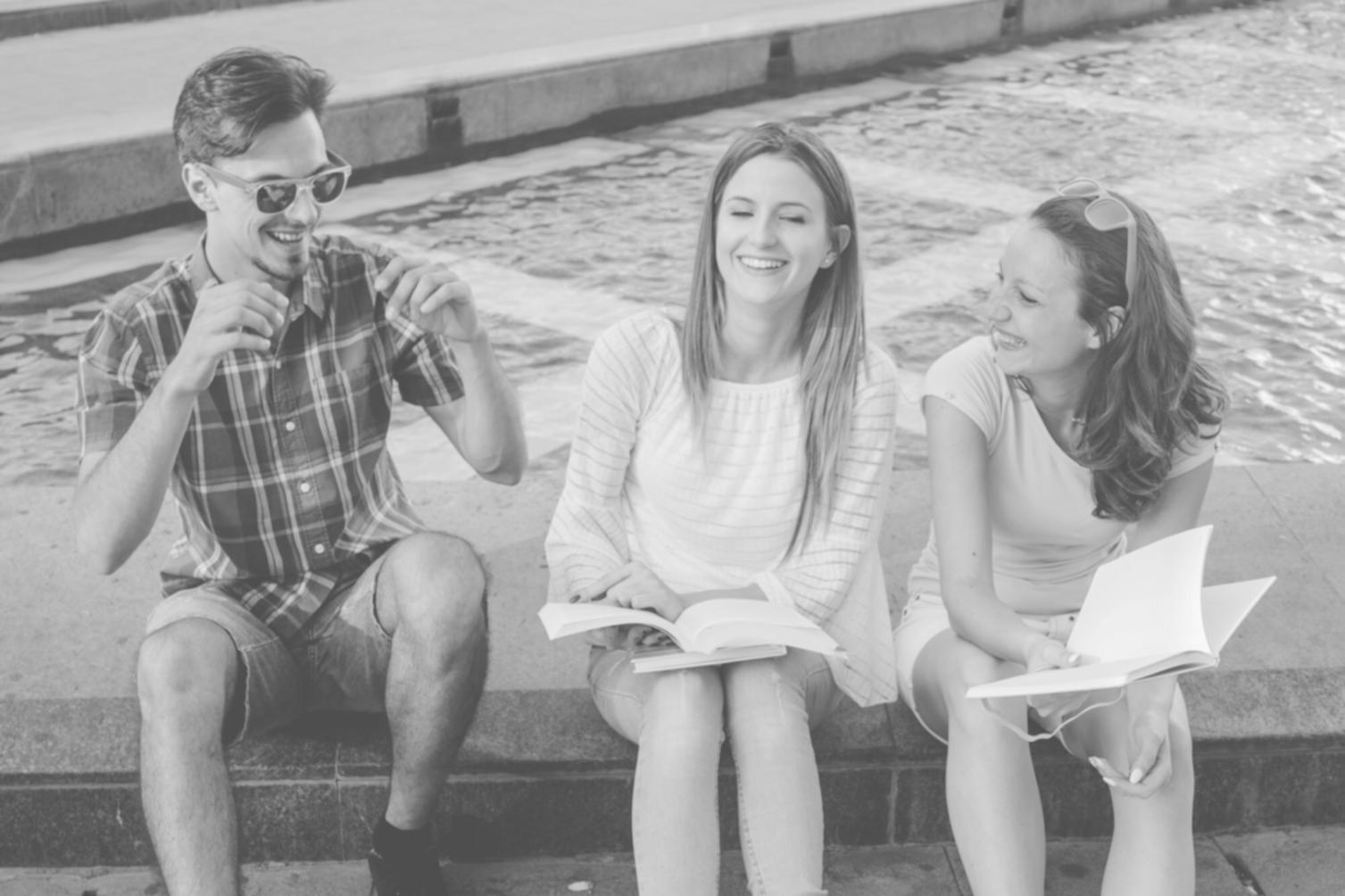 Finanzanalyst bei der Arbeit mit Datenvisualisierungen