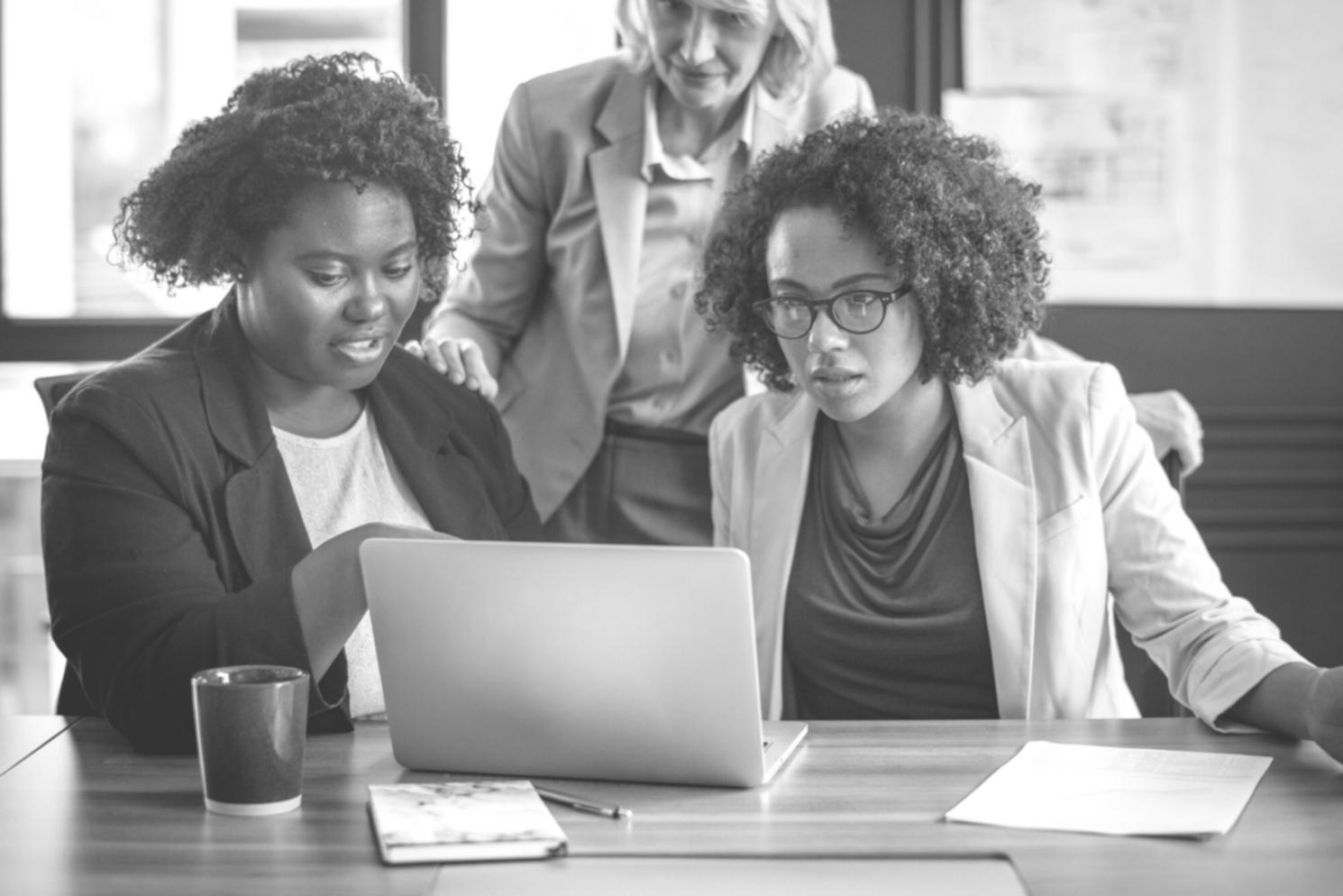 Moderne Büroumgebung mit Finanzberichten und digitalen Tools