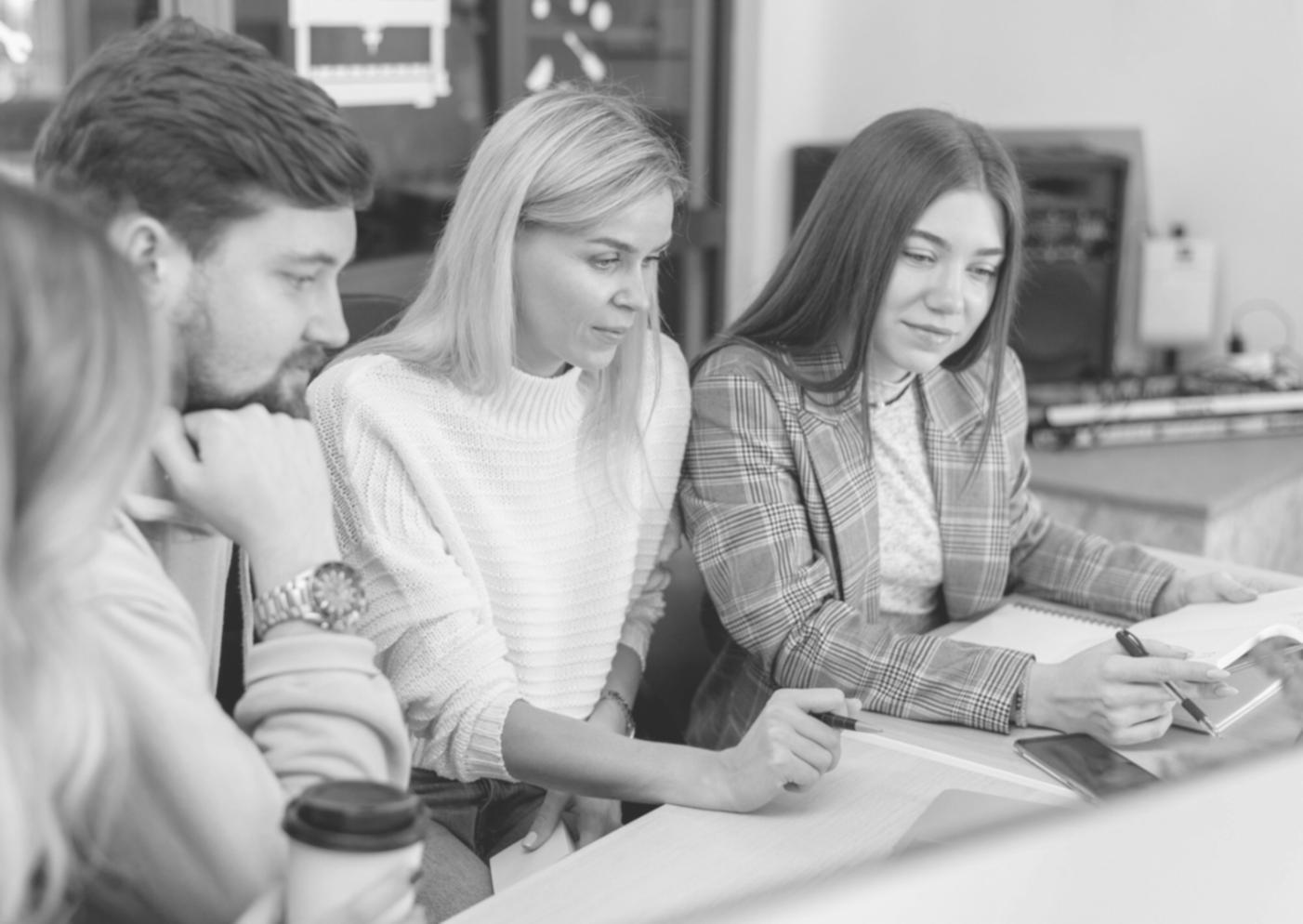 Teammeeting mit Finanzanalysten