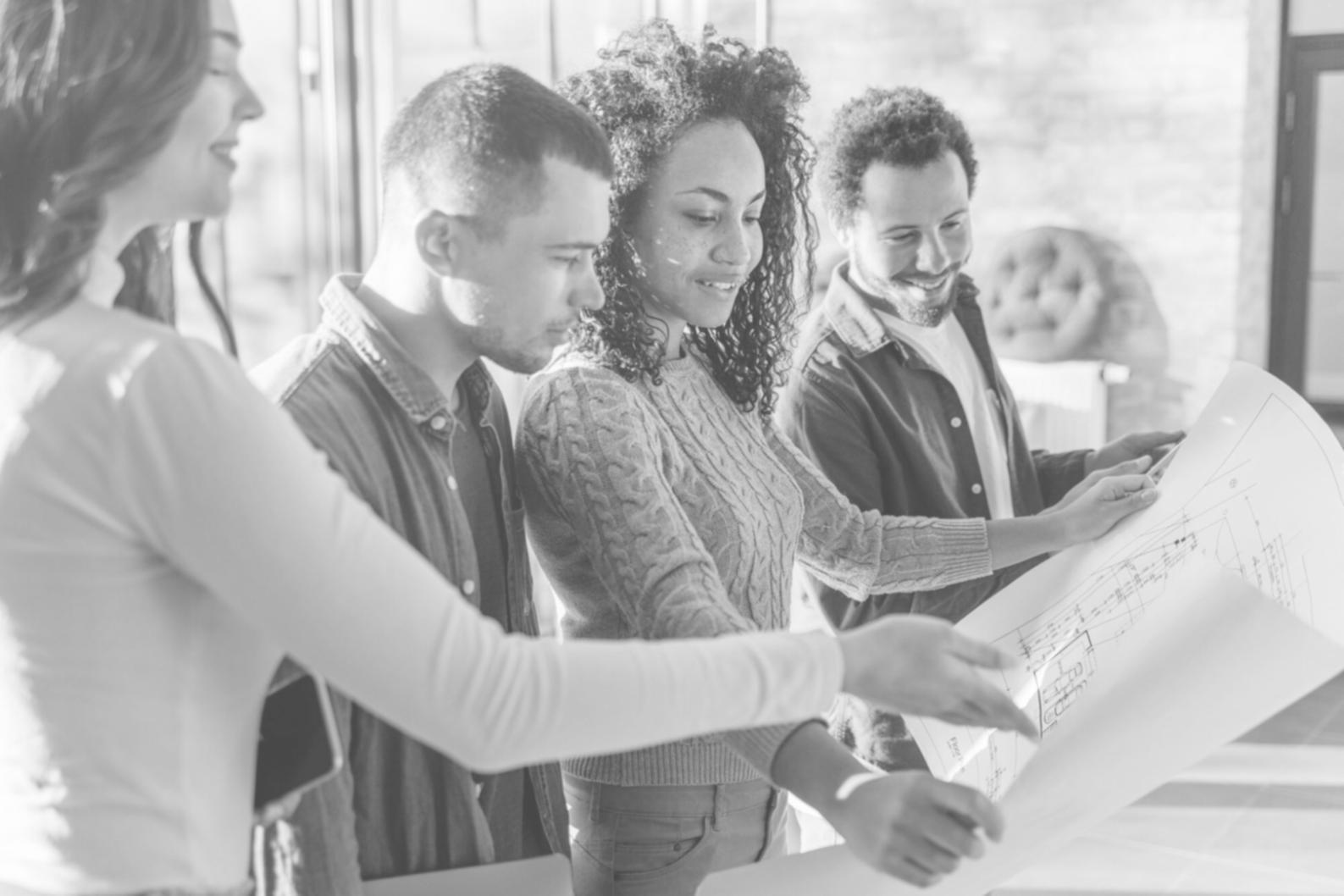 Arbeitsplatz mit Finanzberichten und Laptop